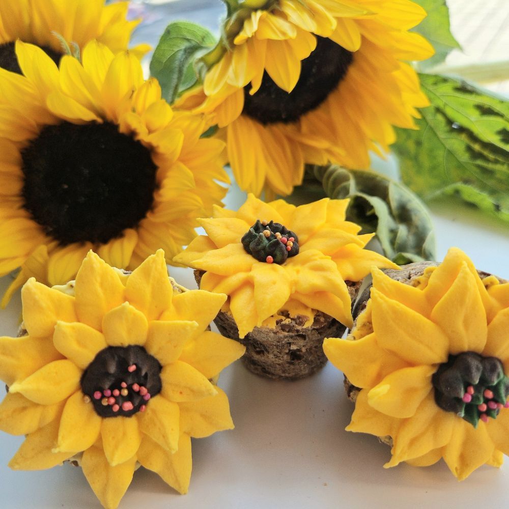 Cupcake Sunflower – rankų darbo saulėgrąžos formos keksiukas žirgams